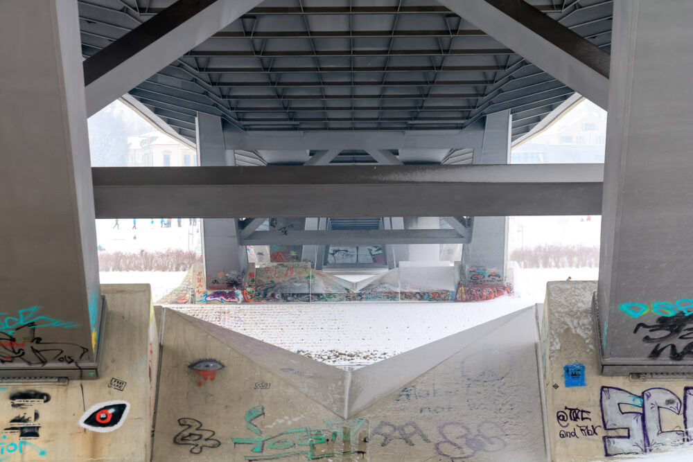 Das Stahlgerüst unterhalb der Dresdner Waldschlösschenbrücke symetrisch fotografiert und mit einigen Grafitis dekoriert erzeugt sehr viele geometrische Figuren und interessante Linien im Bild. In den letzten Tagen hat es sehr viel geschneit. Selbst unter der Brücke und auf einigen Stahlträgern liegt eine zarte Schneedecke.